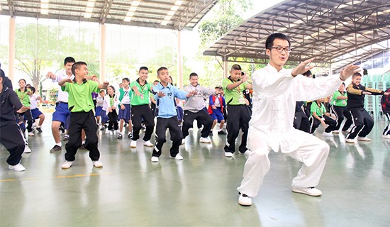 學(xué)員跟孔院教師學(xué)太極